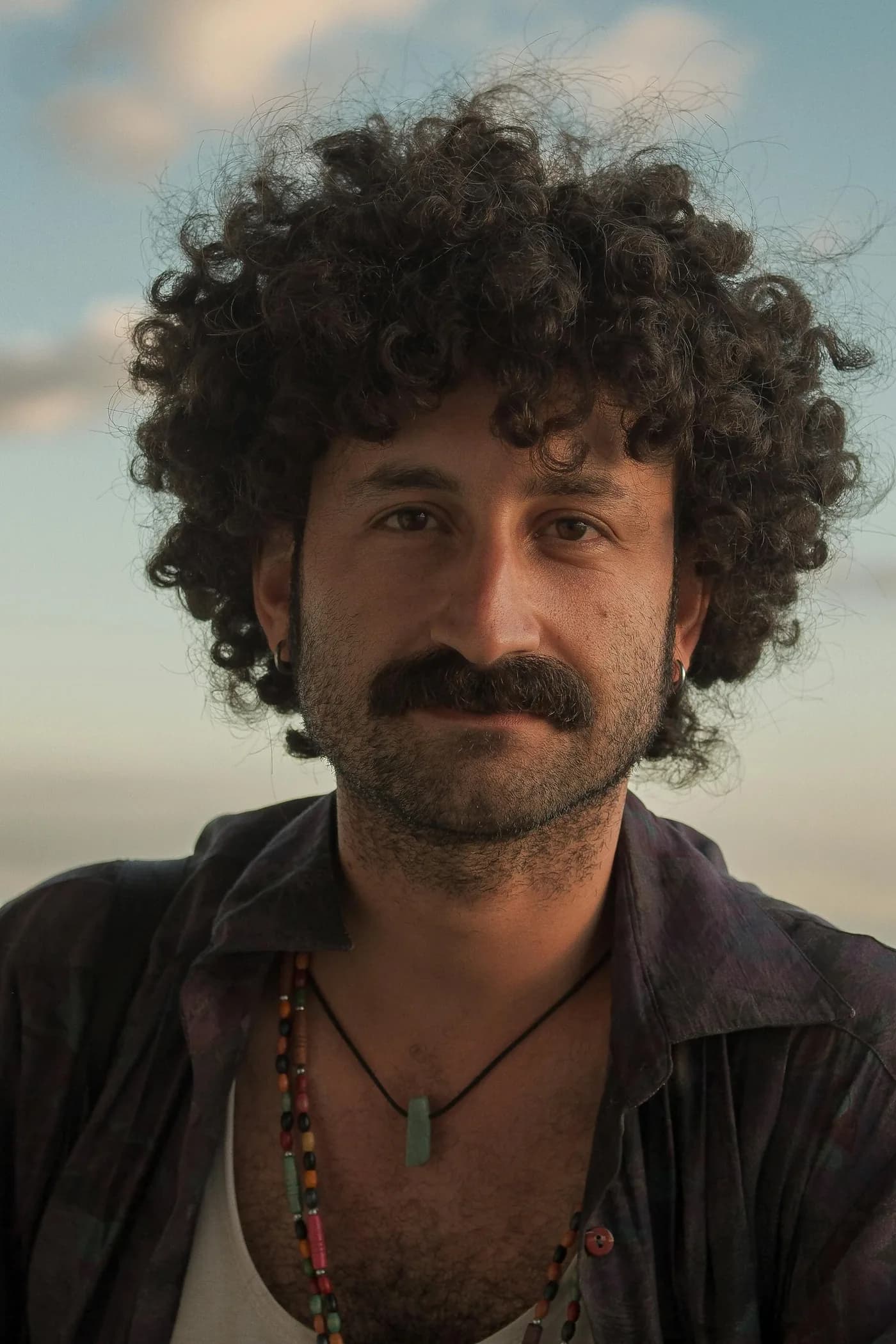 Man met krullend haar