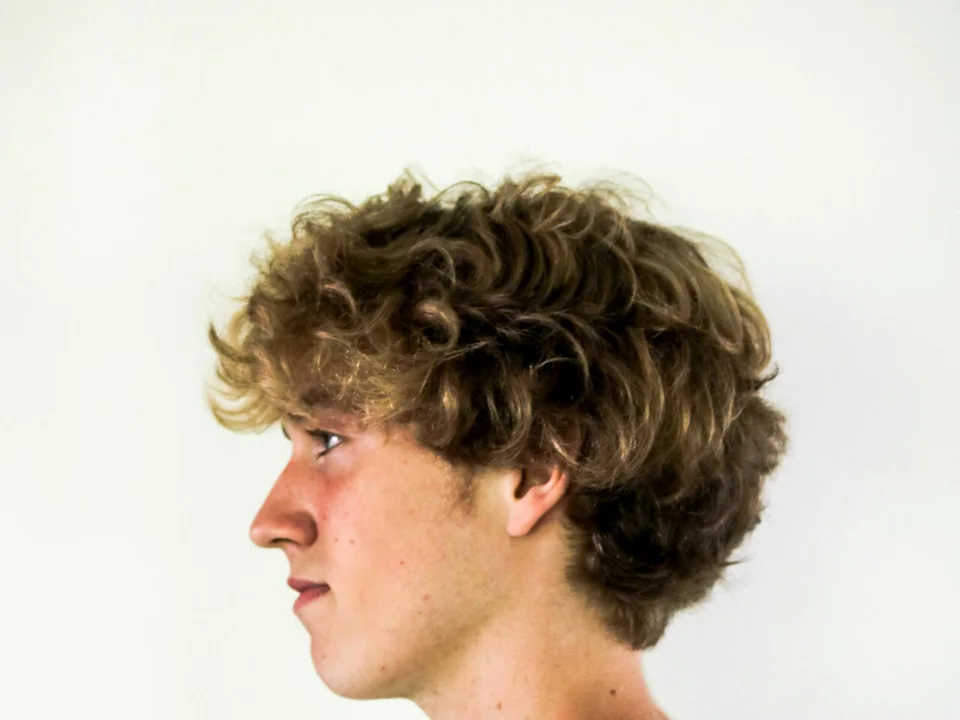 Man met golvend haar